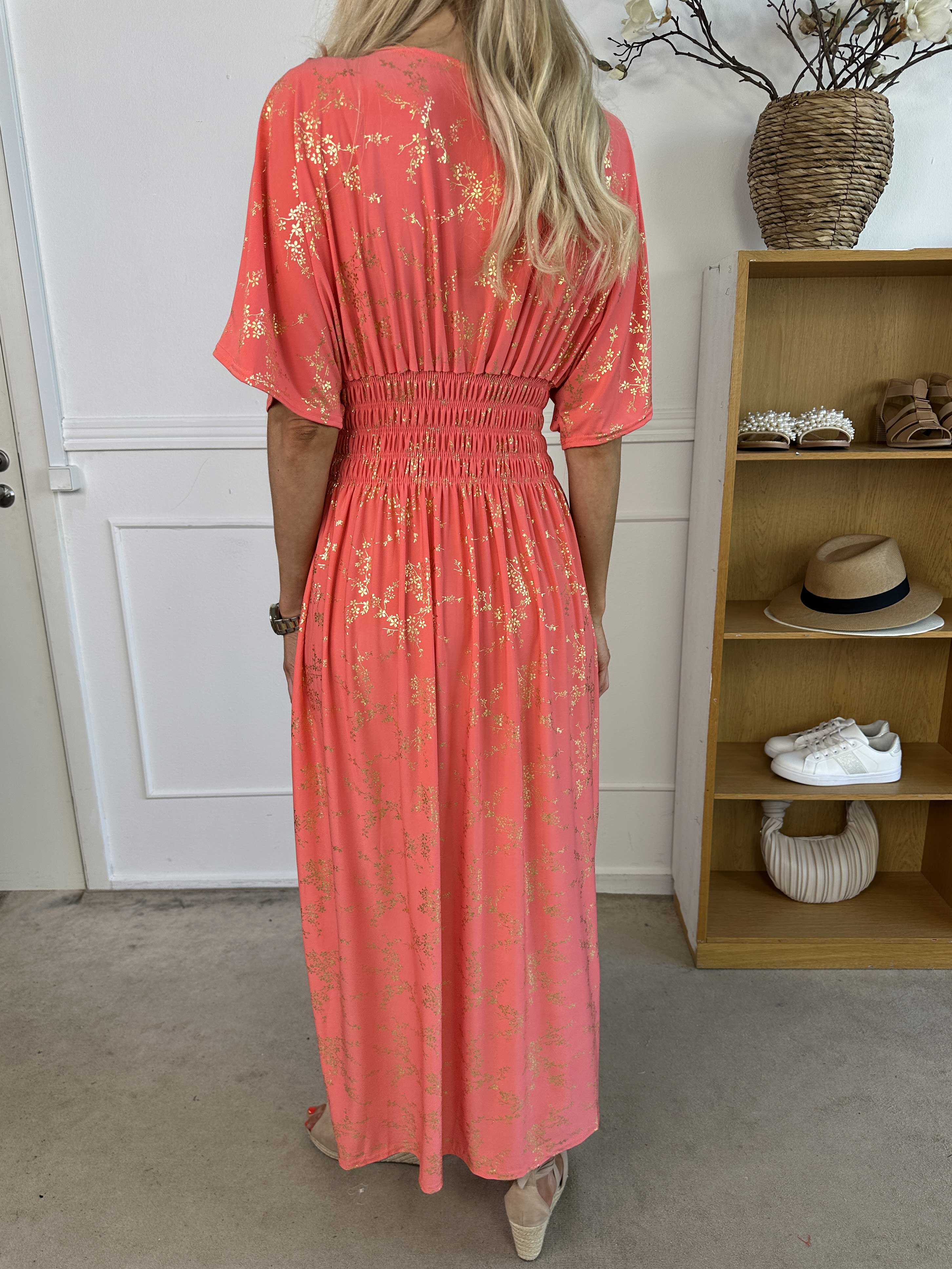 Pams Gold - Ensfarvet kjole i elastisk stof med gulddetaljer